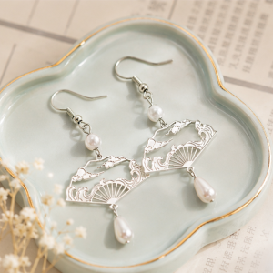 Boucles d'Oreilles Éventail en Perles Blanches