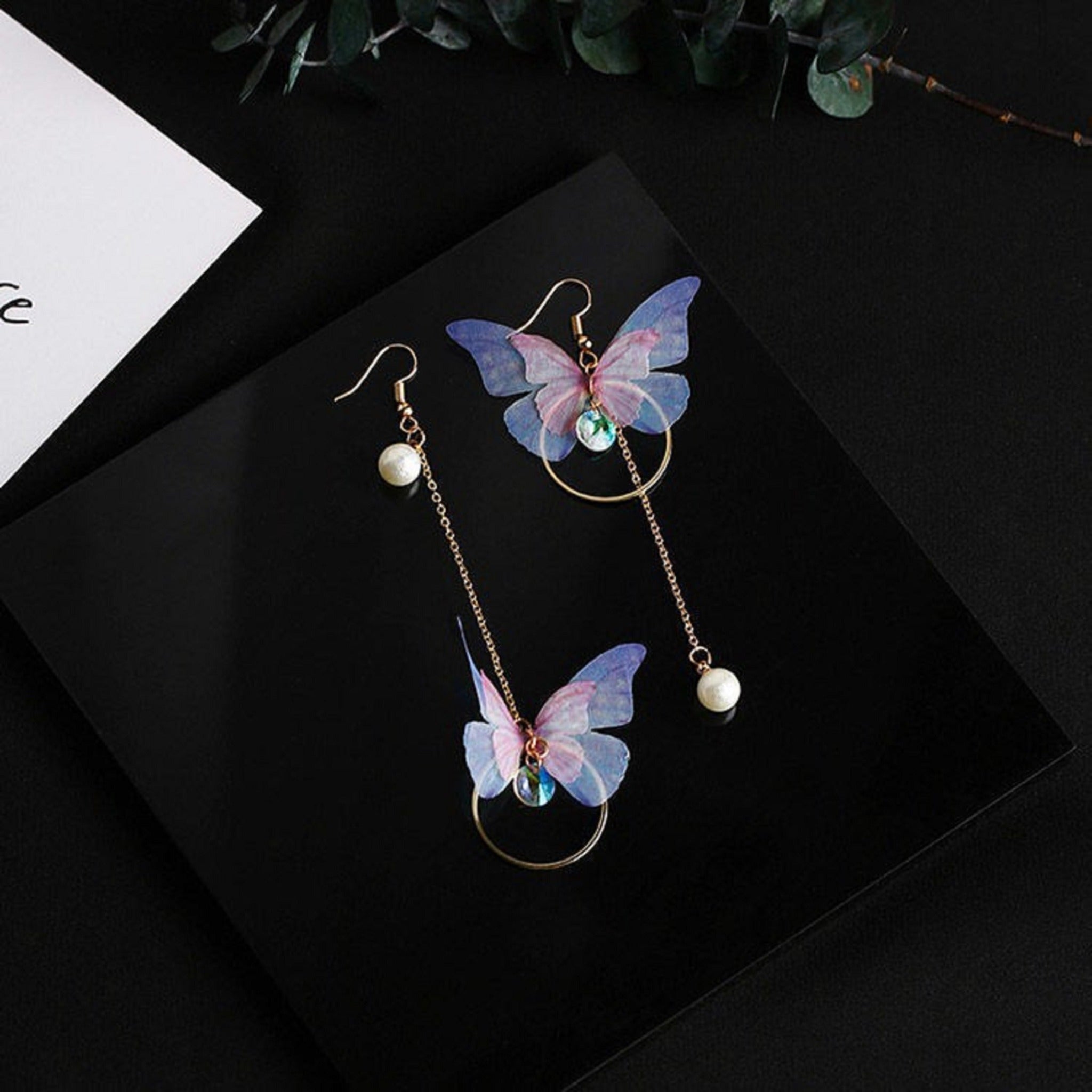 Boucles d'Oreilles Pendantes Papillon Irisé Dorées – Image 3