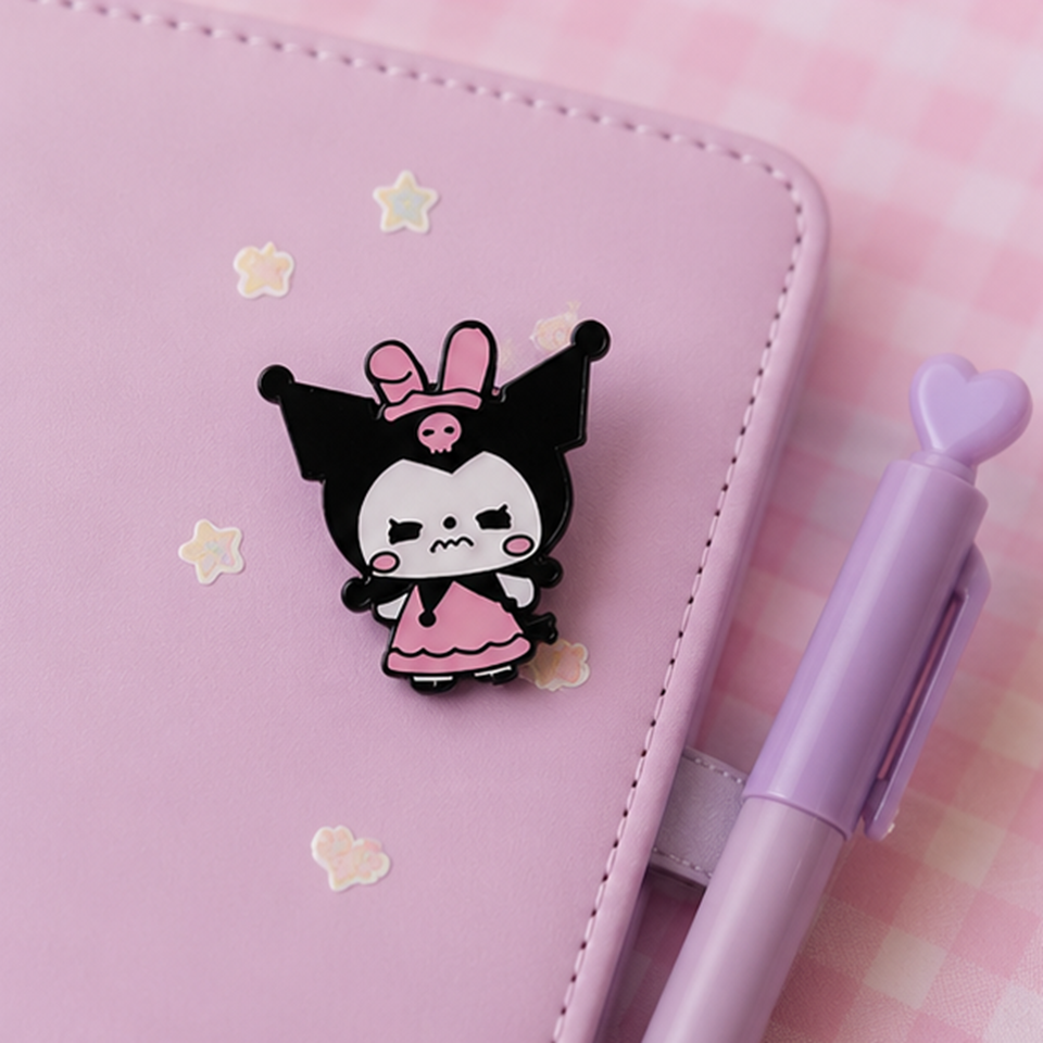 un pin's représentant la douce et rebelle kuromi. Retrouvez-la dune pose et expression qui met en avant son caractère joueur et malin.