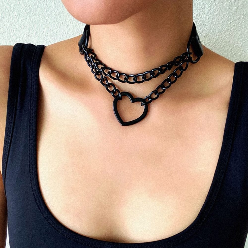 Choker en Simili Cuir Rose Pâle avec Cœur et Chaînes Noires – Image 2
