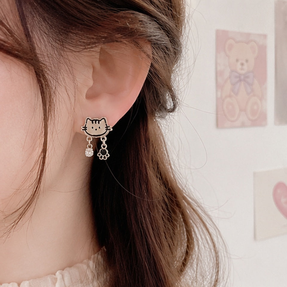 Boucles d'Oreilles Chat Asymétriques avec Poisson et Patte – Image 3