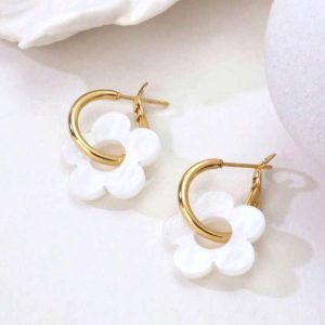Boucles d'Oreilles Créoles Dorées aux Fleurs Blanches