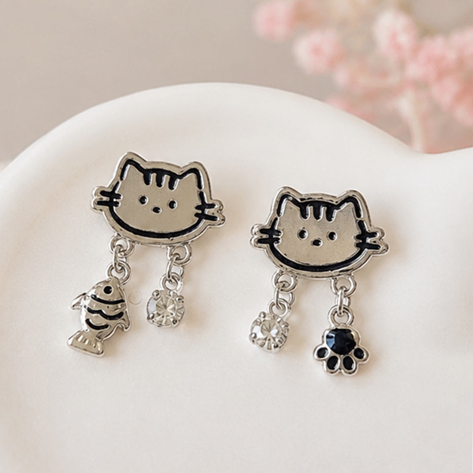 Boucles d'Oreilles Chat Asymétriques avec Poisson et Patte – Image 2