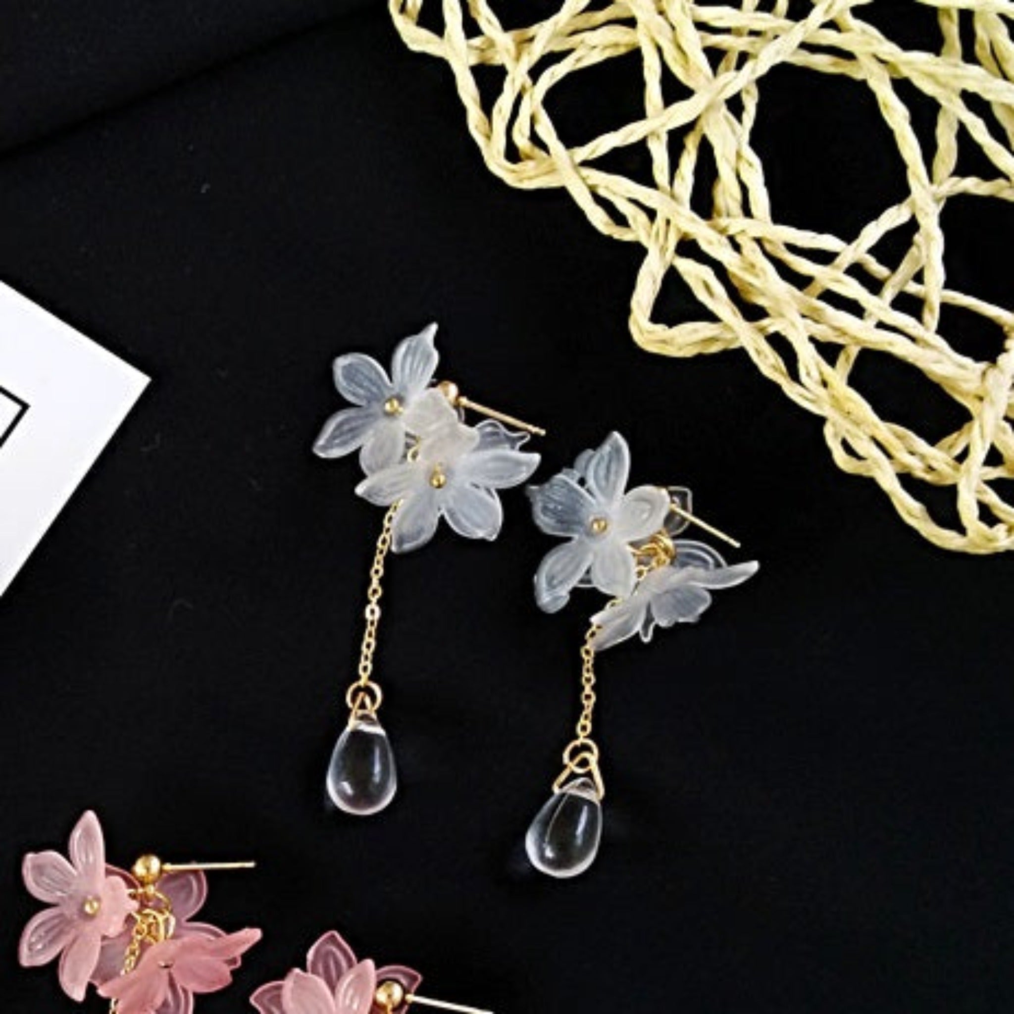 Boucles d'Oreilles en Forme de Fleur Blanche – Image 2