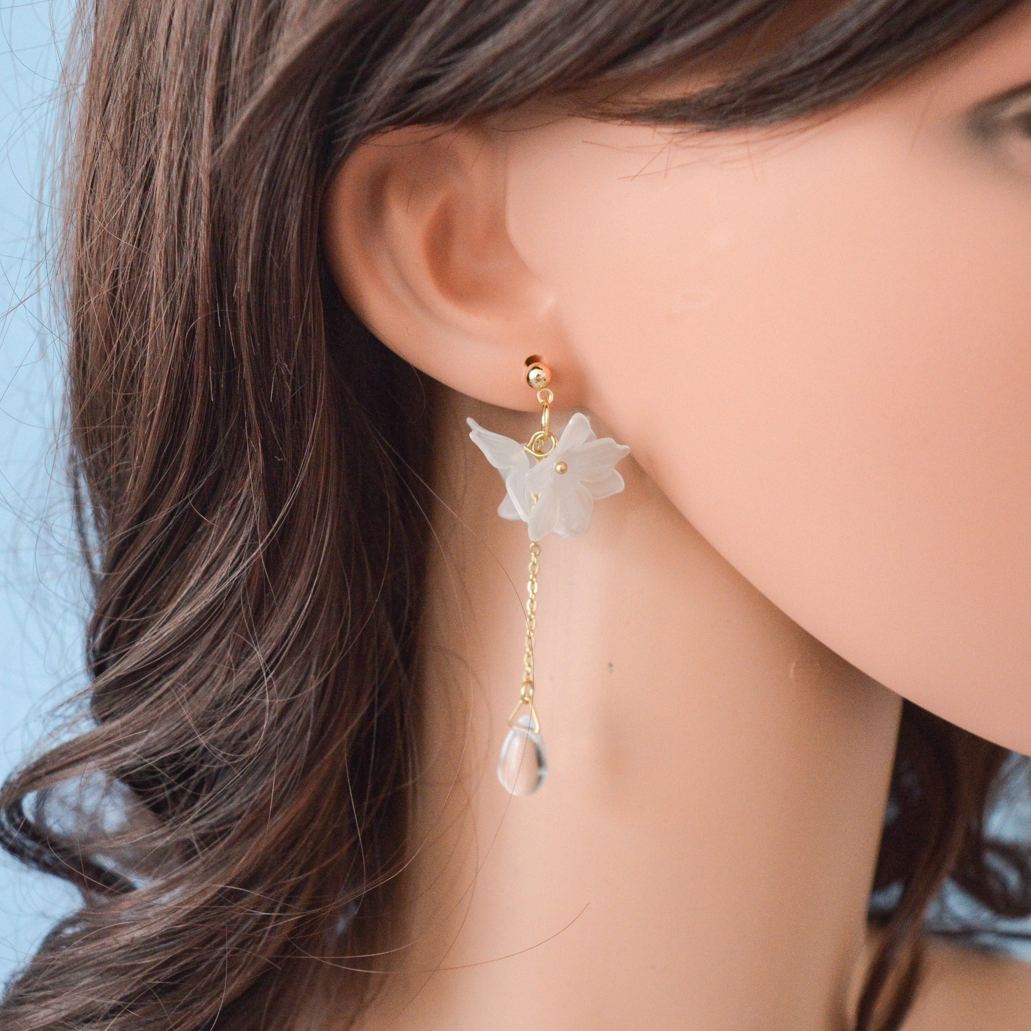 Boucles d'Oreilles en Forme de Fleur Blanche – Image 3