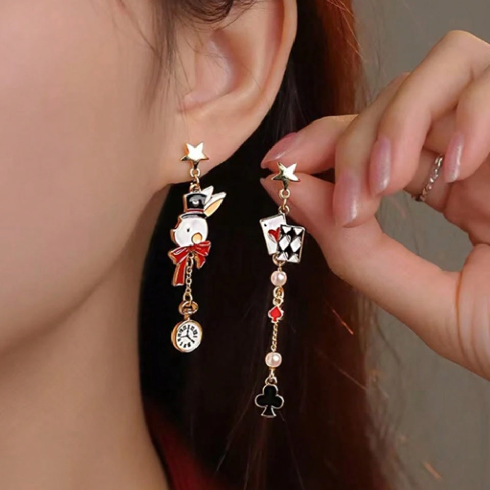 Boucles d'Oreilles Lapin Blanc et Cartes à Jouer – Image 2