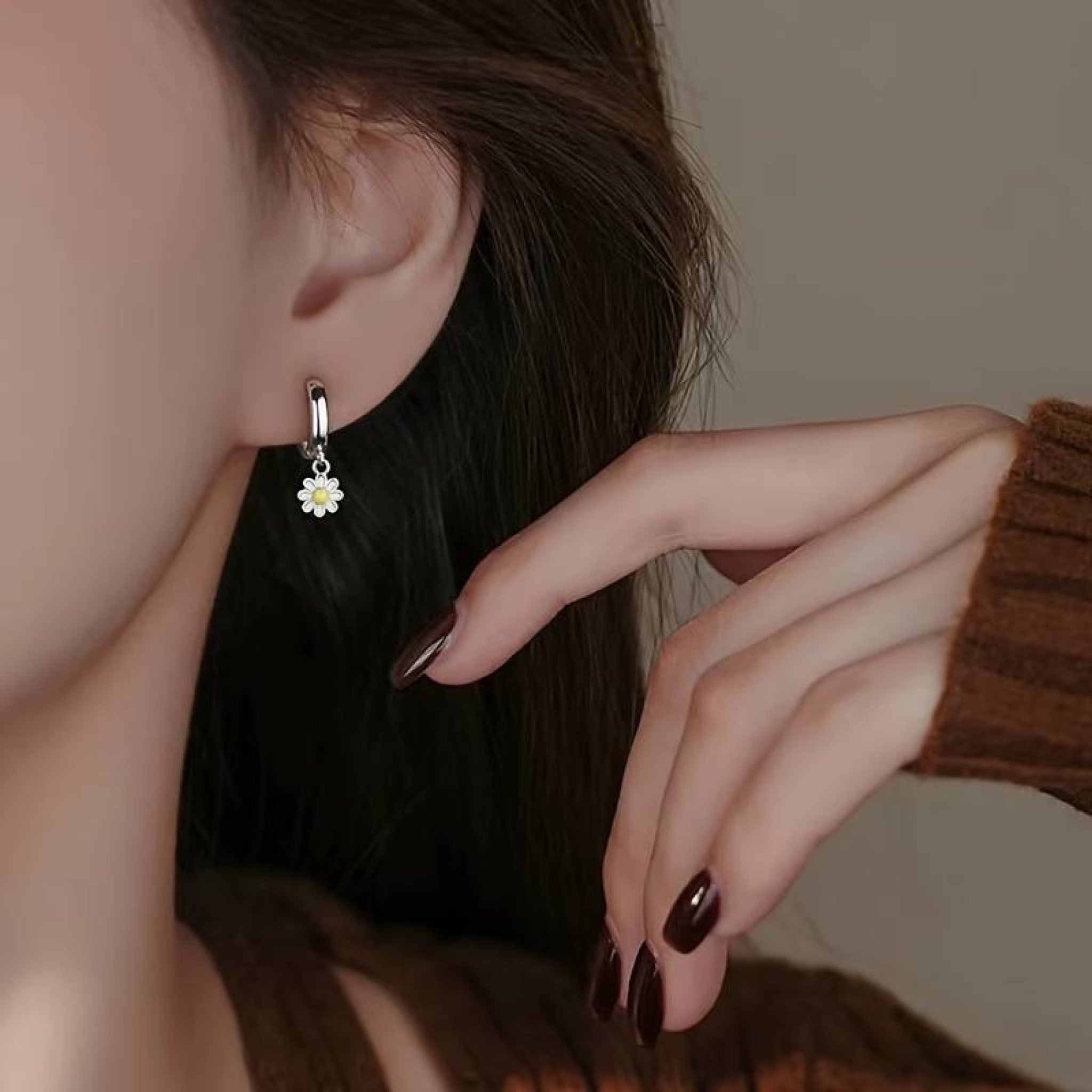 Boucles d'Oreilles Marguerite Dorées – Image 3