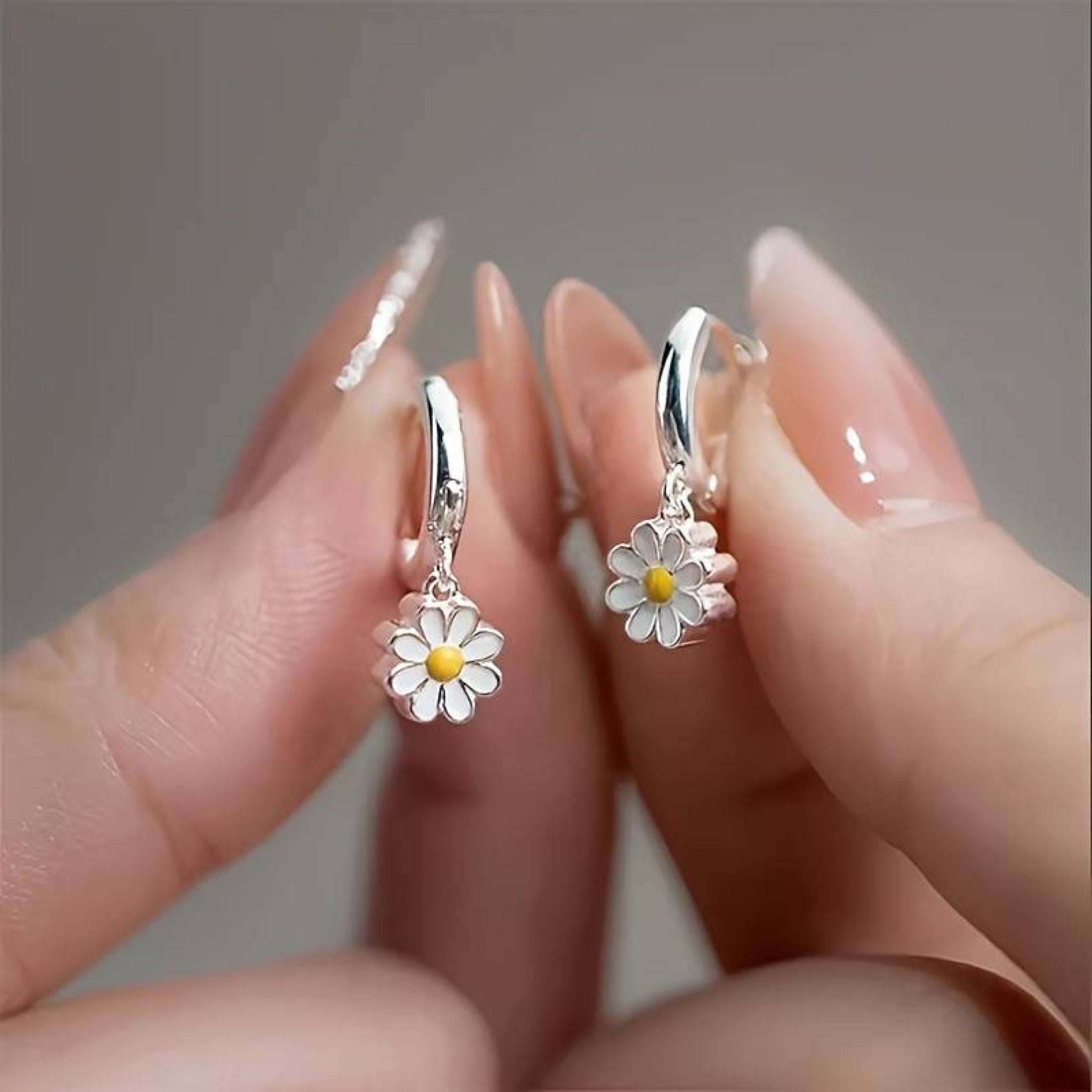Boucles d'Oreilles Marguerite Dorées – Image 4