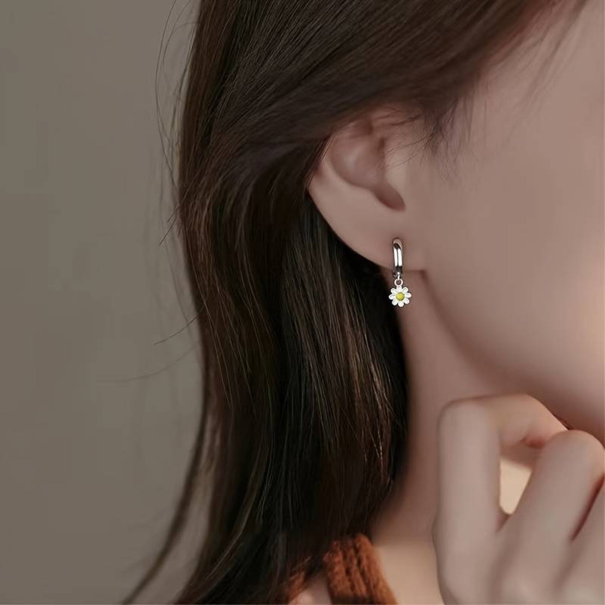 Boucles d'Oreilles Marguerite Dorées – Image 2