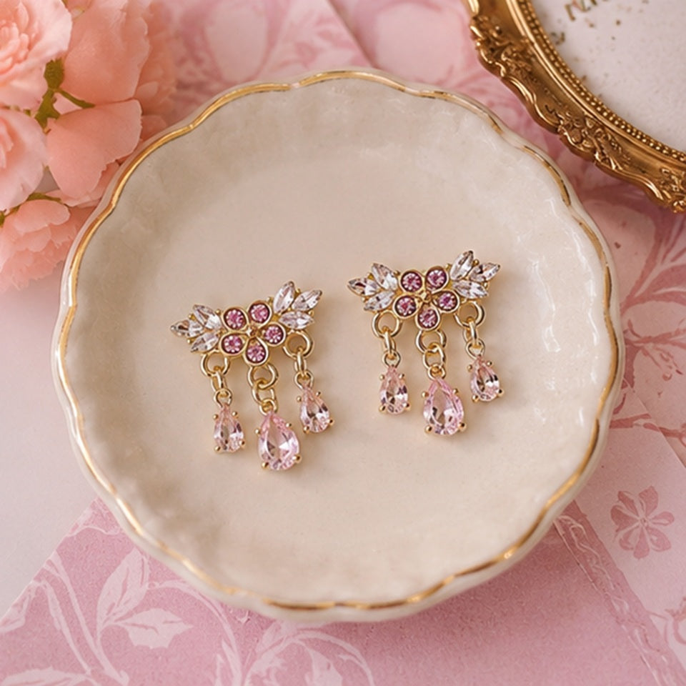 Boucles d'Oreilles Dorées à Fleurs Roses et Pendants Goutte – Image 2