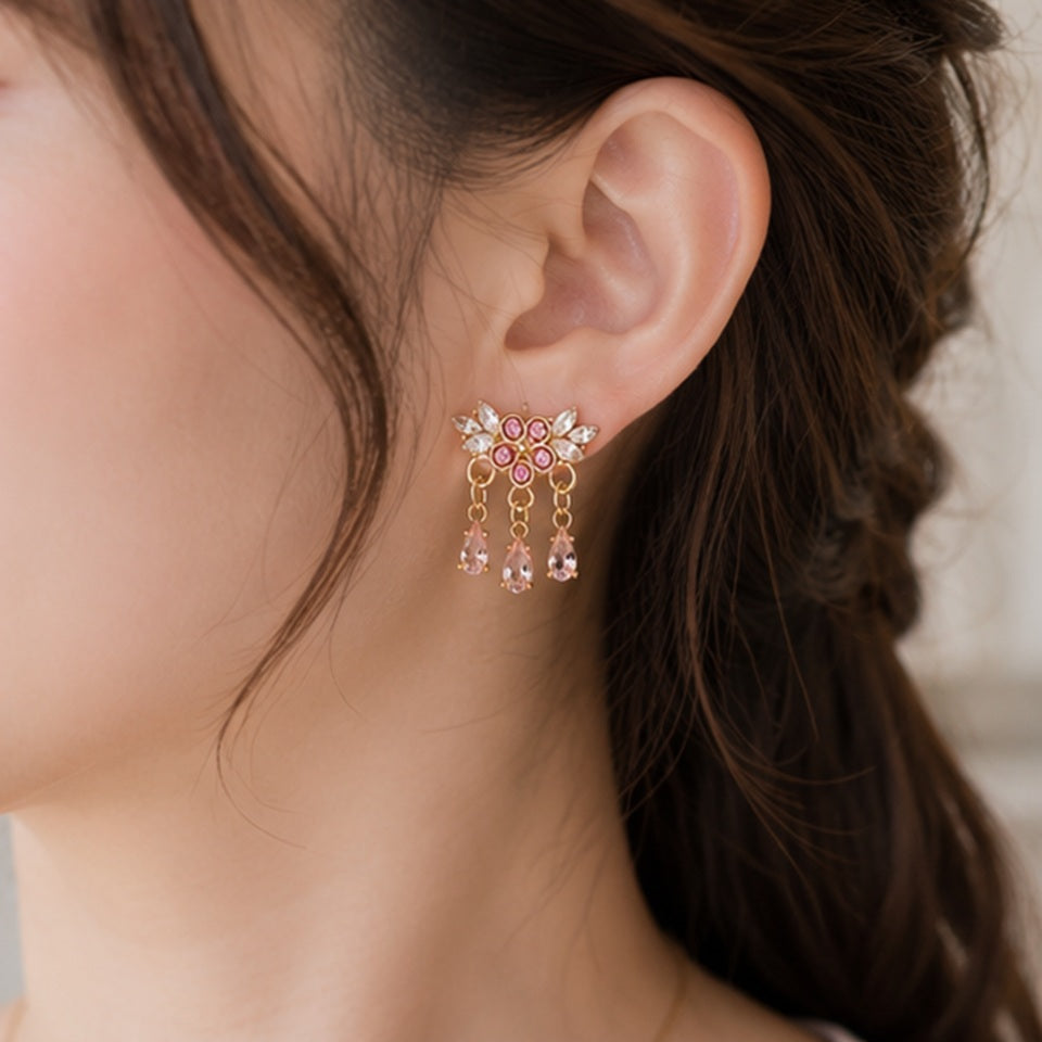 Boucles d'Oreilles Dorées à Fleurs Roses et Pendants Goutte – Image 4