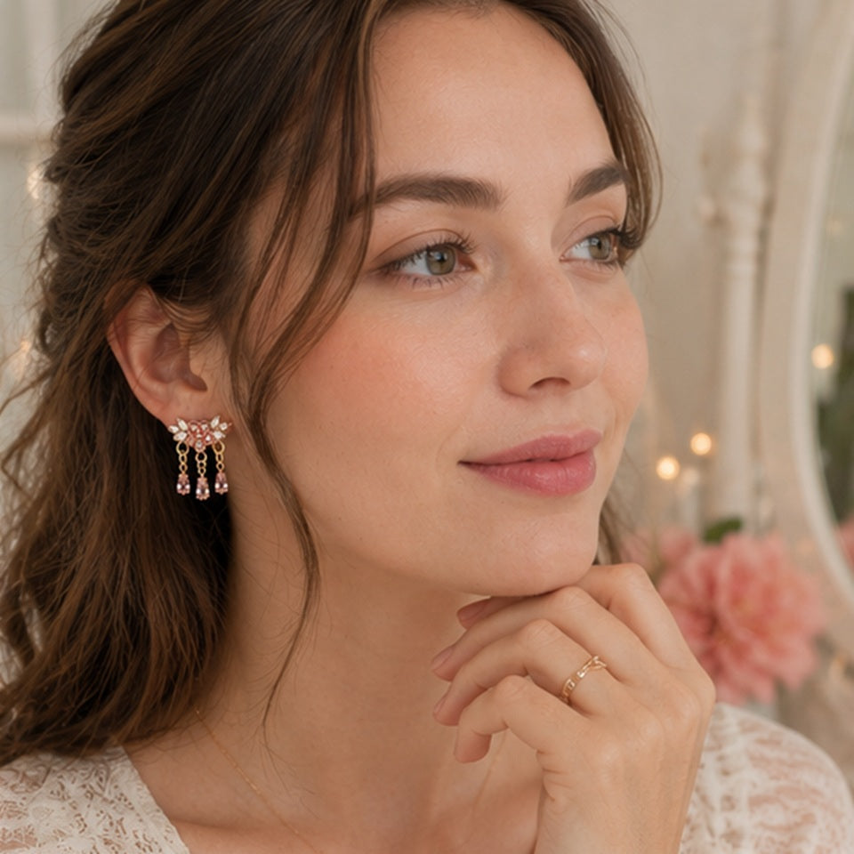 Boucles d'Oreilles Dorées à Fleurs Roses et Pendants Goutte – Image 3