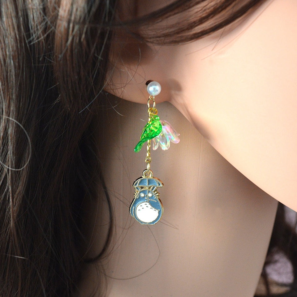 Boucles d'Oreilles Totoro avec Fleur – Image 2