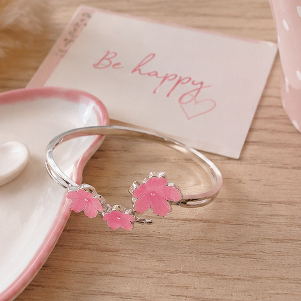Bracelet Ouvert en Métal Argenté à Trois Fleurs Roses – Image 2