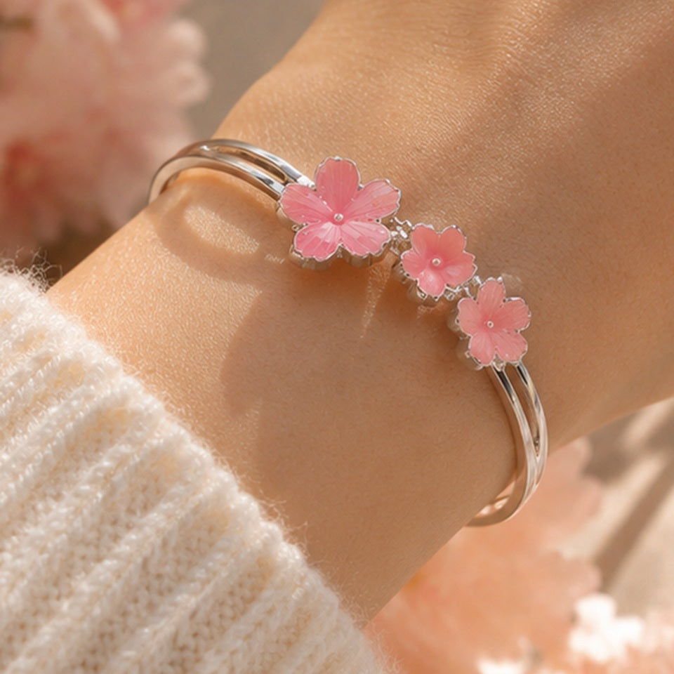 Bracelet Ouvert en Métal Argenté à Trois Fleurs Roses – Image 3