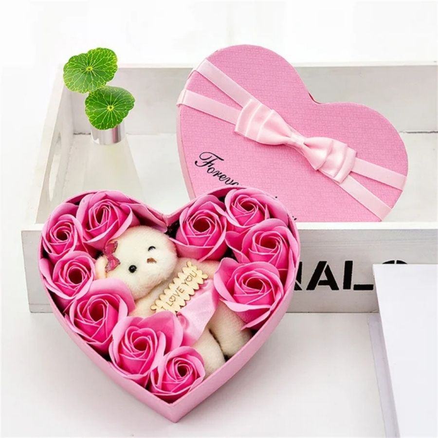 Coffret Cadeau Cœur Rouge avec Roses de Savon et Ours – Image 3