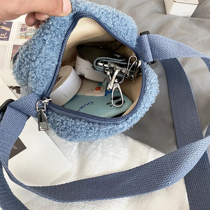 Sac à Bandoulière en Peluche Bleu Doux avec Ours Kawaii – Image 3