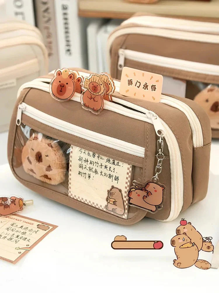 Trousse Kawaii Taupe avec Vitrine Animaux et Zip Blanc – Image 3