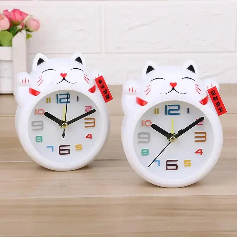 Réveil Maneki-neko Blanc à Chiffres Multicolores – Image 5