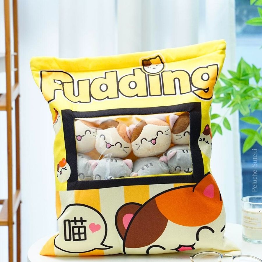Coussin en Peluche Sac de Pudding et Mini Chats Kawaii – Image 3
