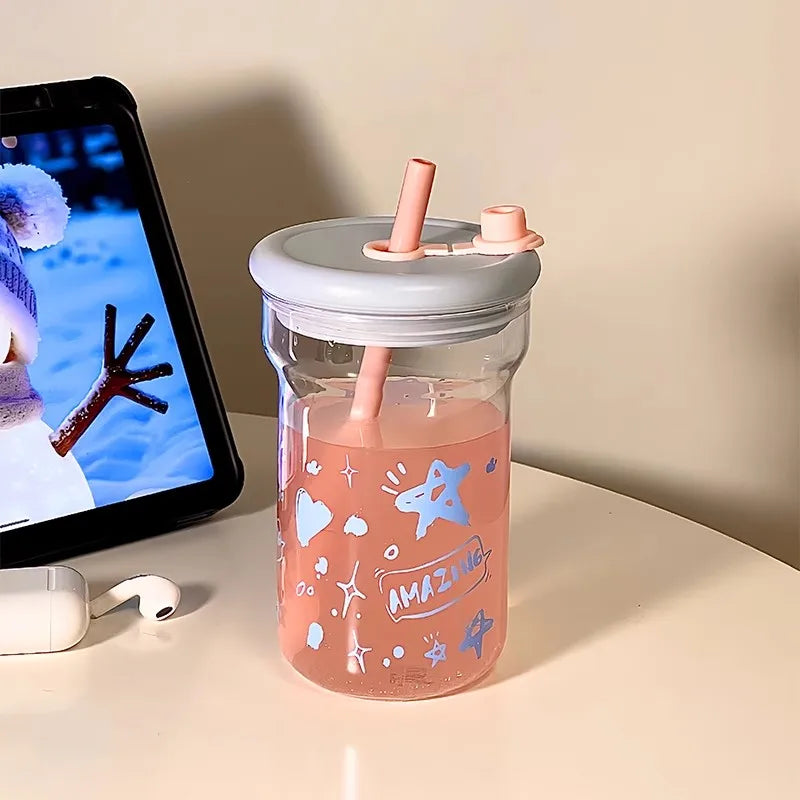 Gobelet en Verre Kawaii à Paille Rose et Motifs Astres – Image 2