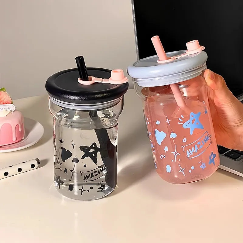 Gobelet en Verre Kawaii à Paille Rose et Motifs Astres – Image 4