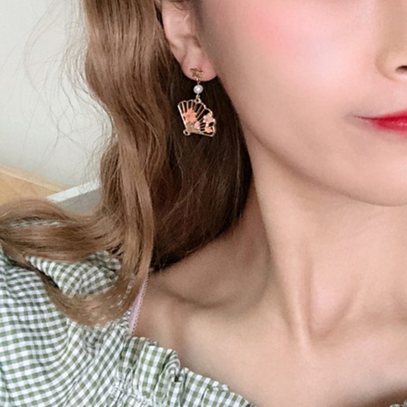 Boucles d'Oreilles Pendantes Chat Éventail et Fleurs Dorées – Image 2