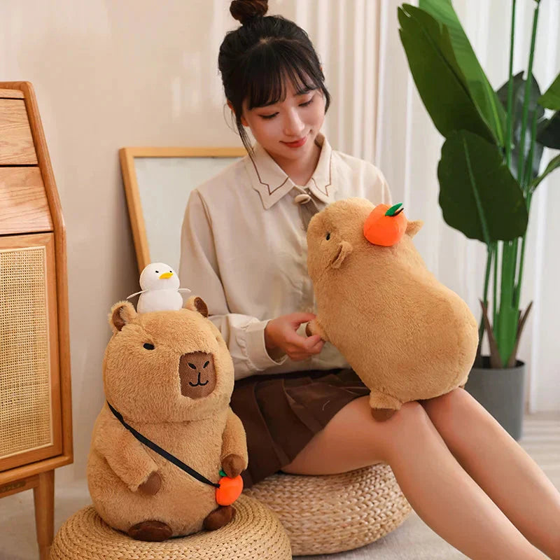 Peluche de Capybara Superposée avec Oiseau et Carotte – Image 17