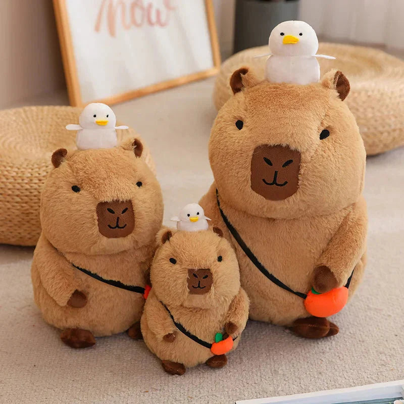 Peluche de Capybara Superposée avec Oiseau et Carotte – Image 3