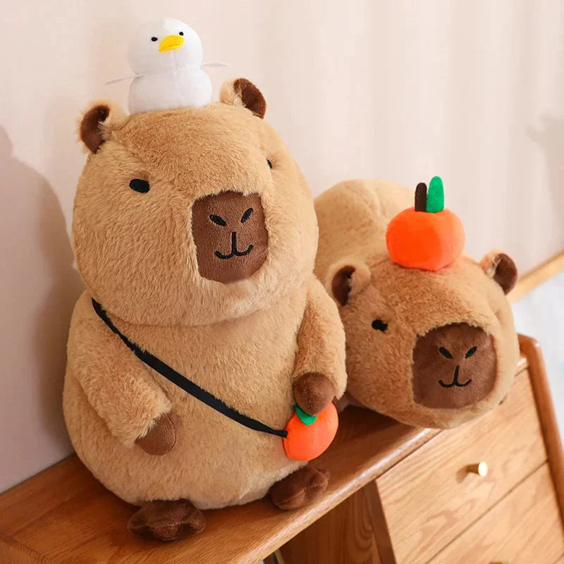 Peluche de Capybara Superposée avec Oiseau et Carotte – Image 4