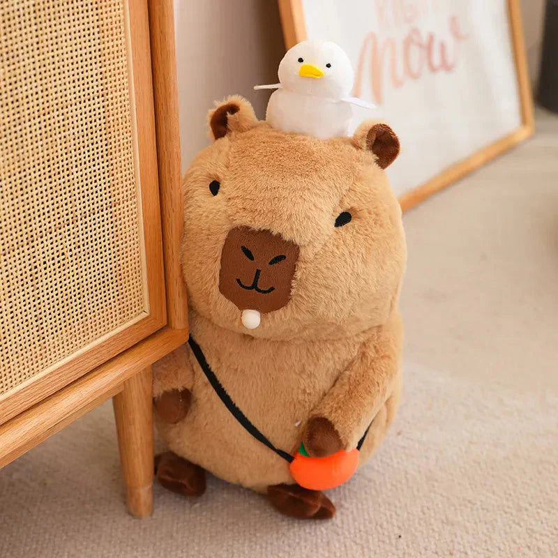 Peluche de Capybara Superposée avec Oiseau et Carotte – Image 10