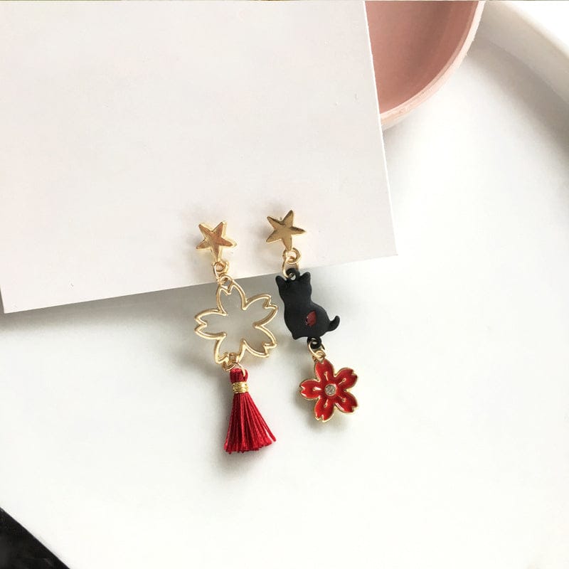 Boucles d'Oreilles Asymétriques Chat Sakura Glands Rouges – Image 2