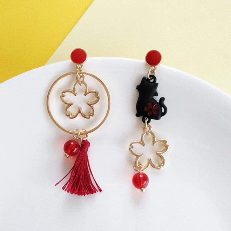 Boucles d'Oreilles Asymétriques Chat Sakura Glands Rouges – Image 6