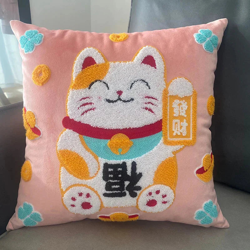 Coussin Rose Pâle Maneki Neko Brodé – Image 2