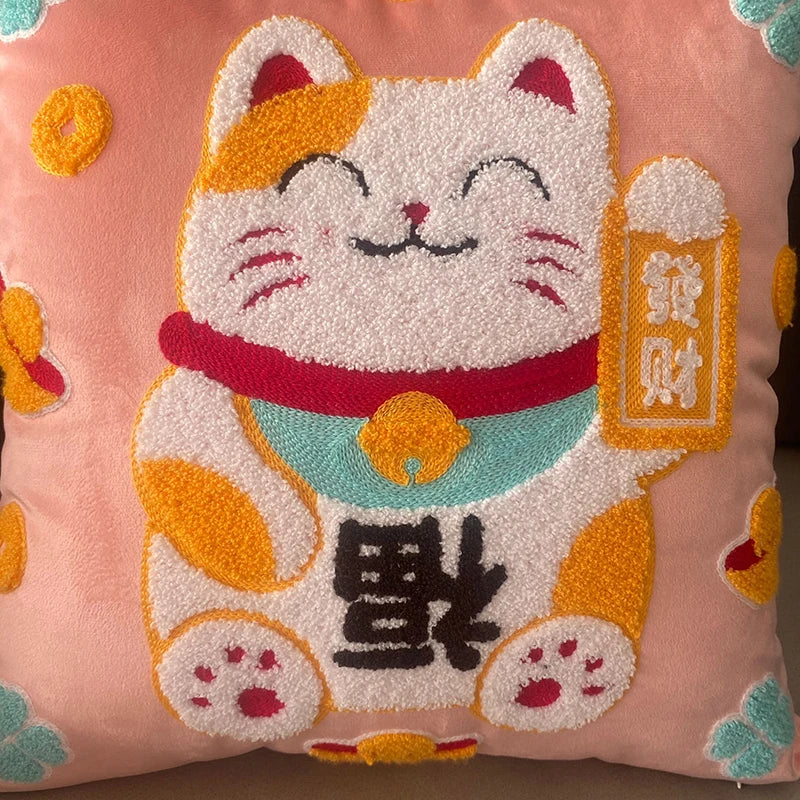 Coussin Rose Pâle Maneki Neko Brodé – Image 3