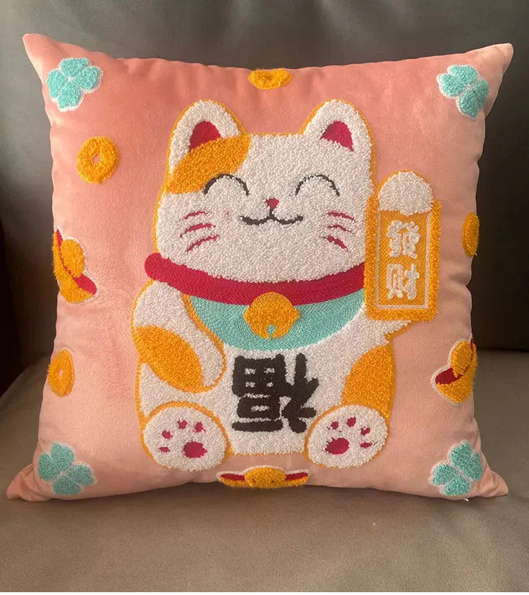 Coussin Rose Pâle Maneki Neko Brodé – Image 4