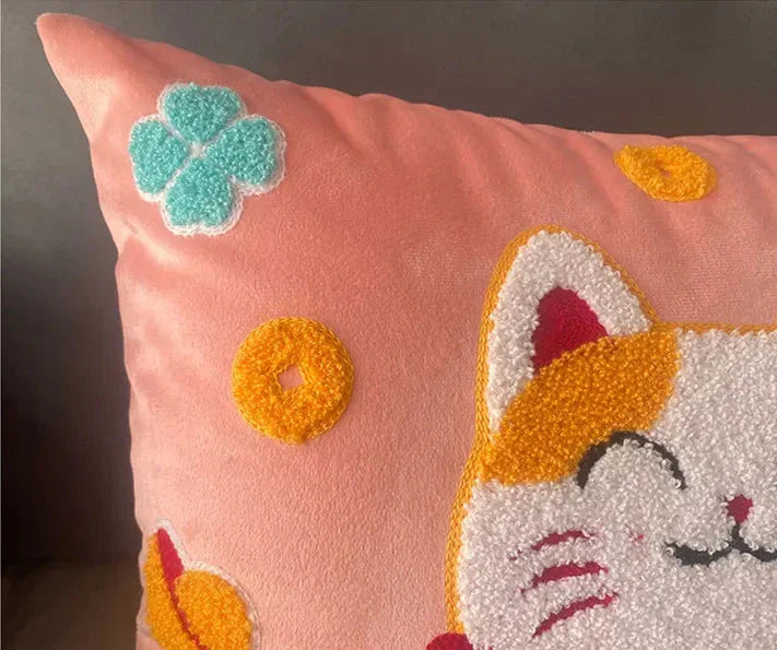 Coussin Rose Pâle Maneki Neko Brodé – Image 5