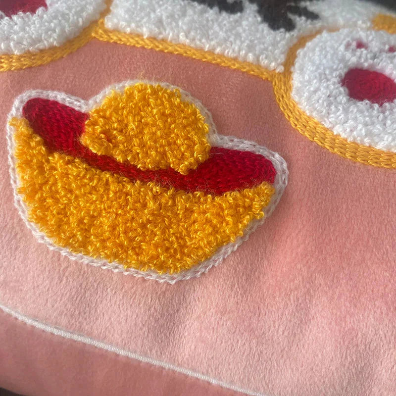Coussin Rose Pâle Maneki Neko Brodé – Image 10