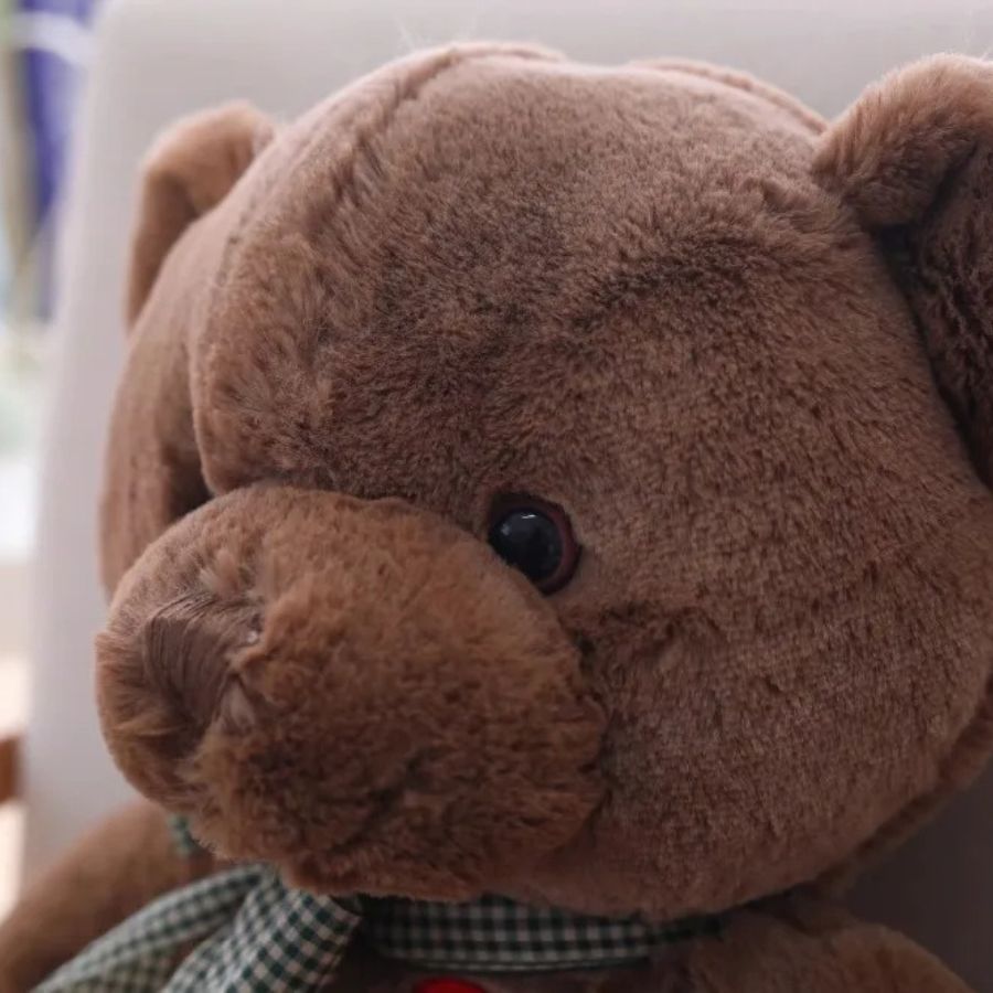 Ours en Peluche Douce avec Cœur Rouge et Nœud à Carreaux – Image 8