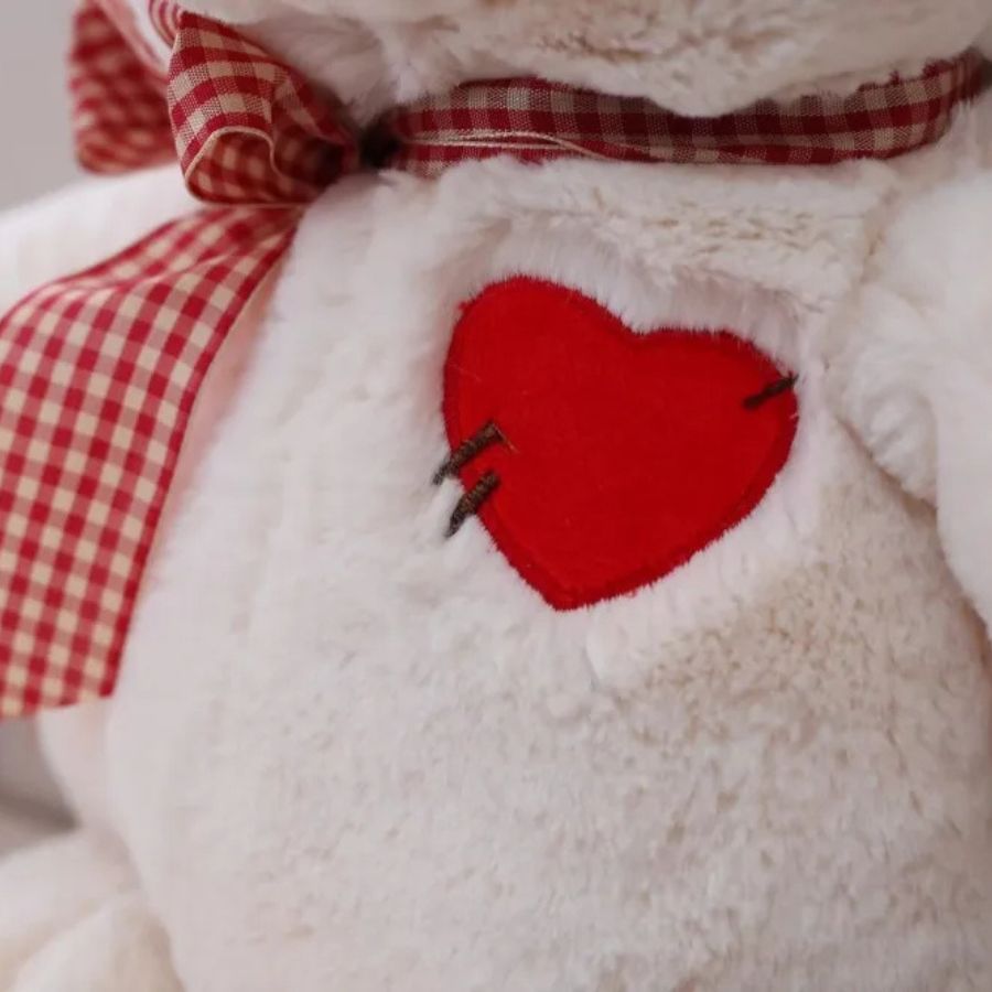 Ours en Peluche Douce avec Cœur Rouge et Nœud à Carreaux – Image 10