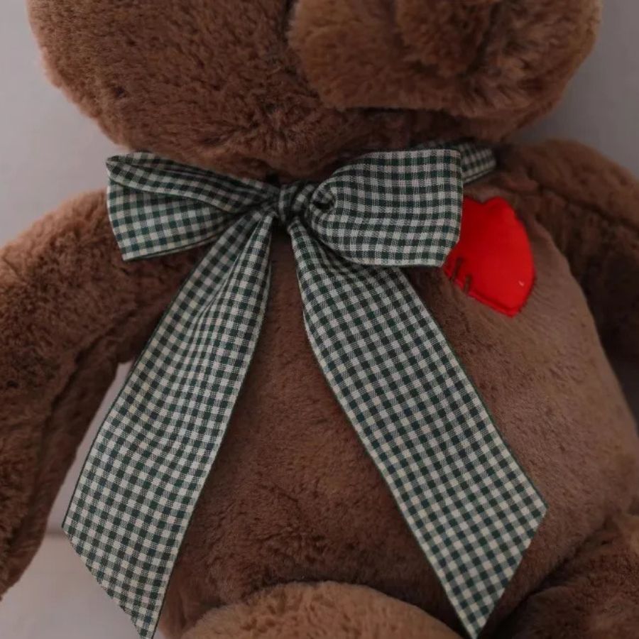 Ours en Peluche Douce avec Cœur Rouge et Nœud à Carreaux – Image 9