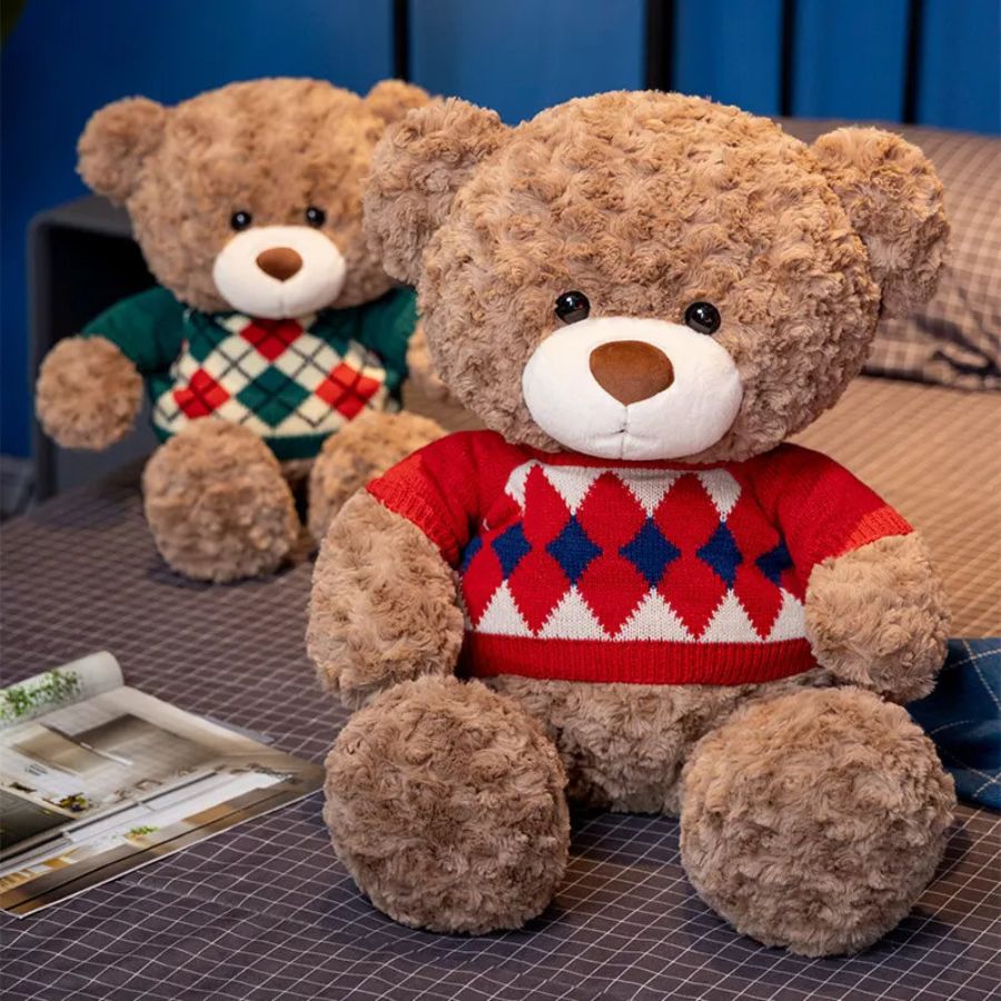 Ours en Peluche Marron Doux avec Pull Argyle – Image 4