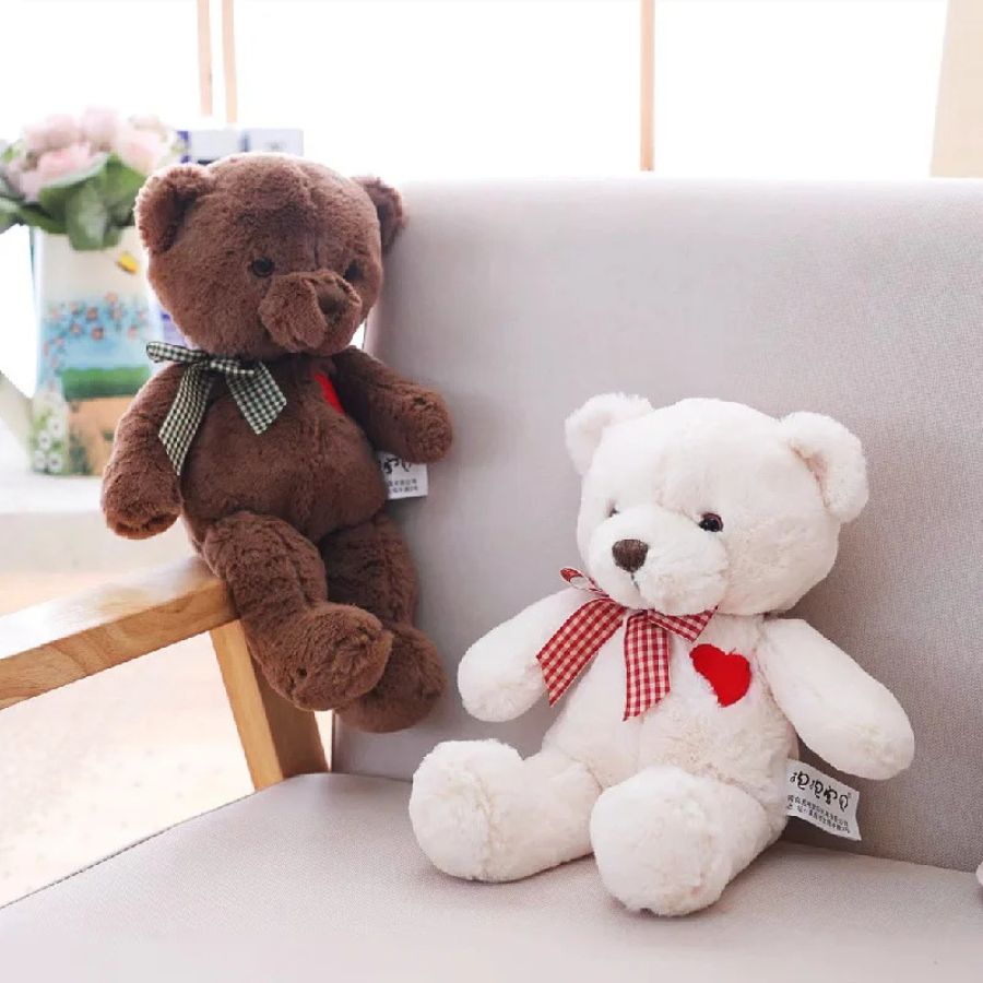 Ours en Peluche Douce avec Cœur Rouge et Nœud à Carreaux – Image 5