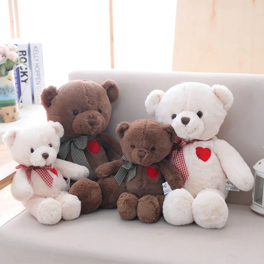 Ours en Peluche Douce avec Cœur Rouge et Nœud à Carreaux – Image 4