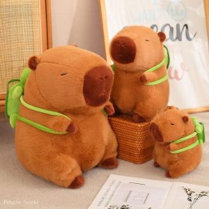 Peluche Capybara Endormi avec Petit Sac à Dos Vert