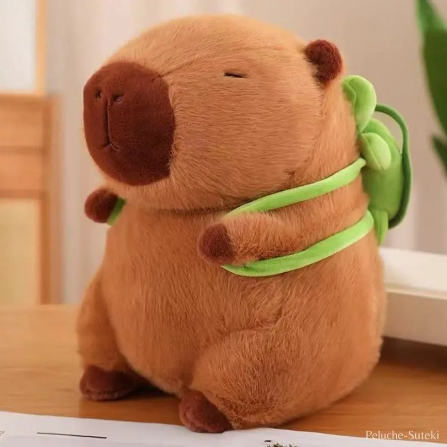 Peluche Capybara Endormi avec Petit Sac à Dos Vert – Image 2