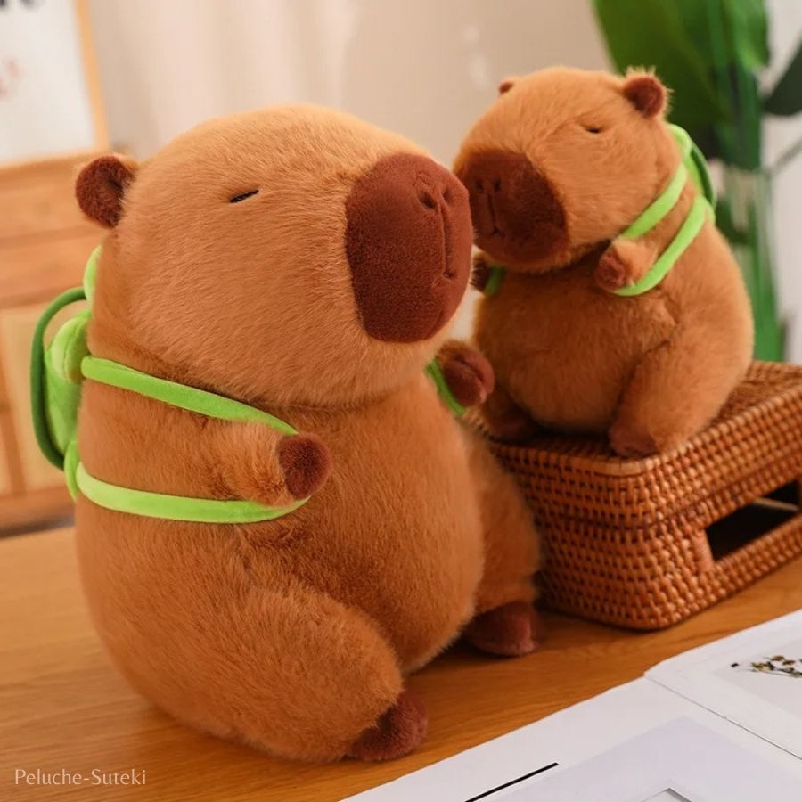 Peluche Capybara Endormi avec Petit Sac à Dos Vert – Image 3