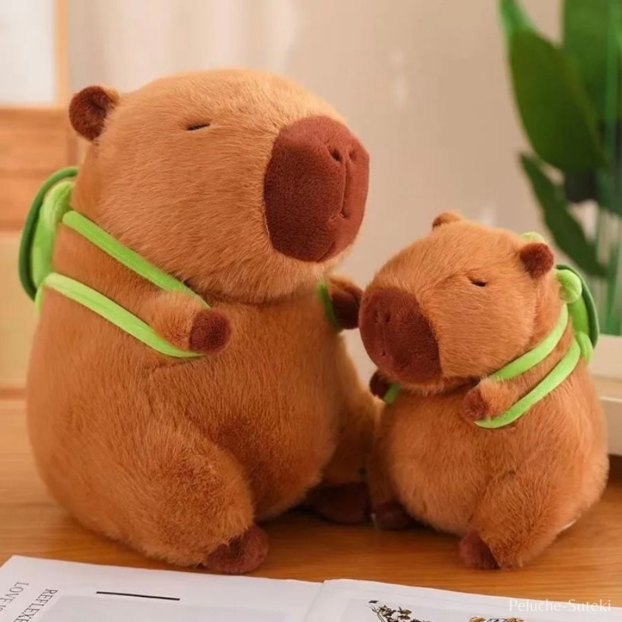 Peluche Capybara Endormi avec Petit Sac à Dos Vert – Image 4