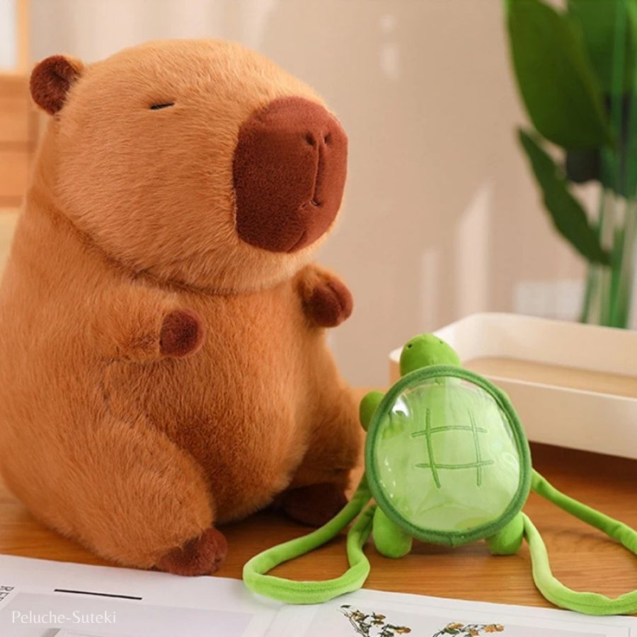 Peluche Capybara Endormi avec Petit Sac à Dos Vert – Image 5