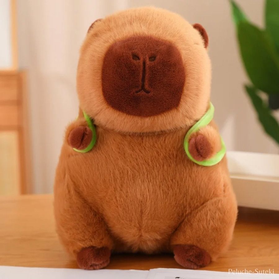 Peluche Capybara Endormi avec Petit Sac à Dos Vert – Image 6